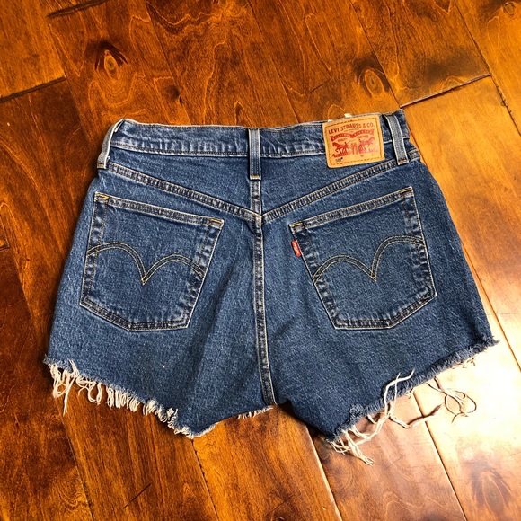 Levi's 501 Original Frayed Hem Shorts in mid wash High-waist Denim Button-up 28 - Picture 7 of 7